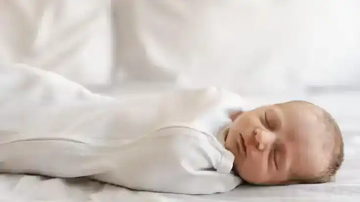Ein Baby im Schlafsack