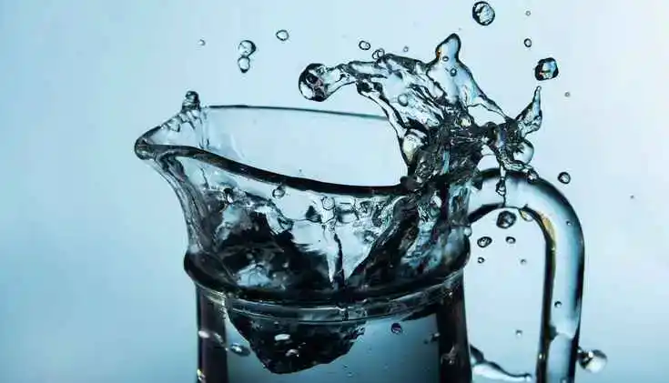 Ein Krug mit spritzendem Wasser