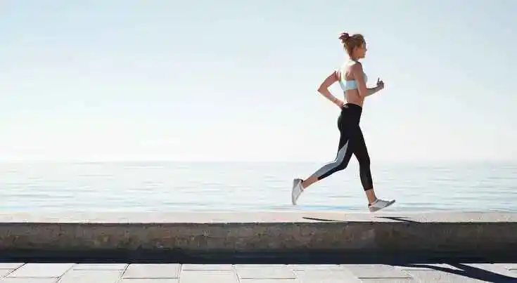 Eine junge Joggerin