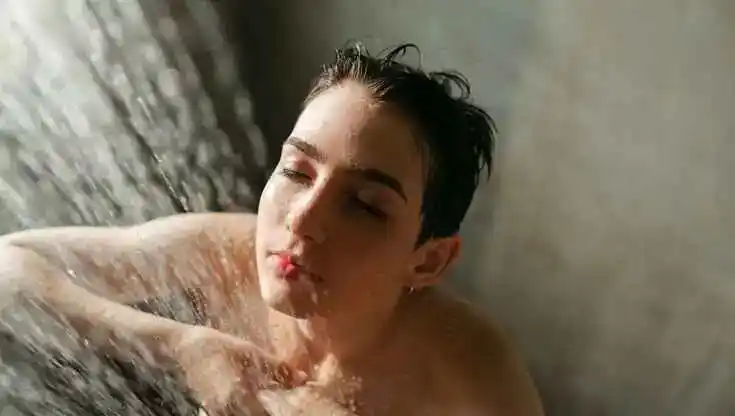 Eine junge Frau unter der Dusche