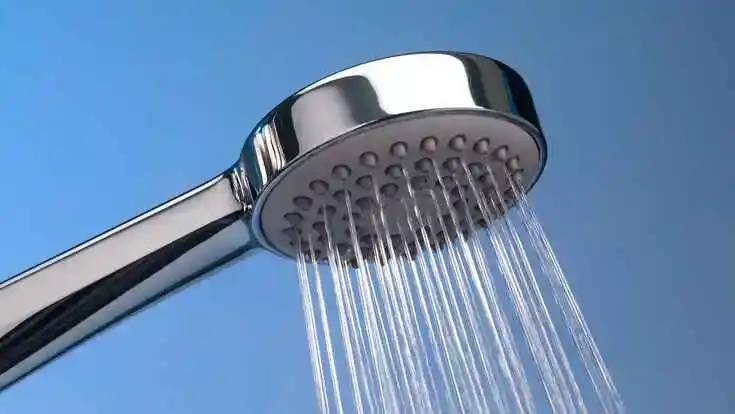 Duschkopf mit Wasser zum Wechselduschen