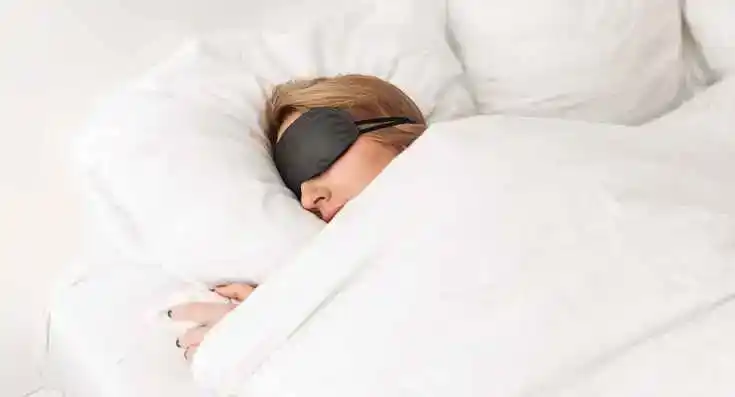 Eine schlafende Frau mit einer Maske