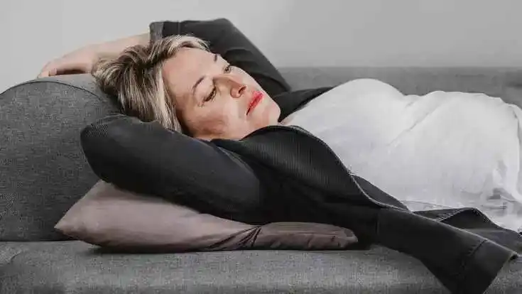 Eine Frau mit Schlafstörungen