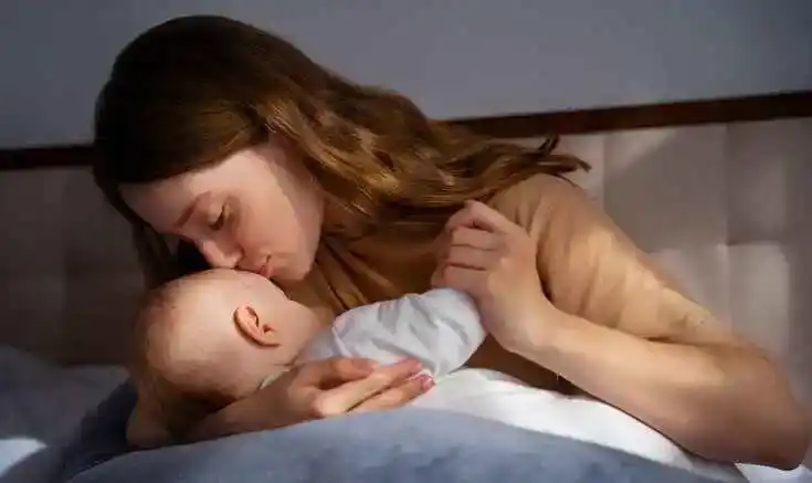 Eine Mutter küsst ihr Baby