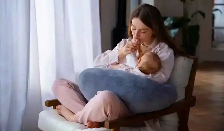 Eine Mutter mit ihrem Baby im Sessel
