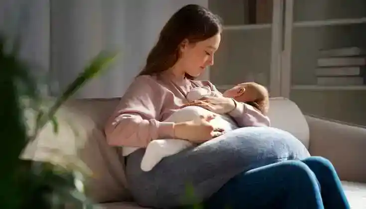 Eine Mutter mit ihrem Baby
