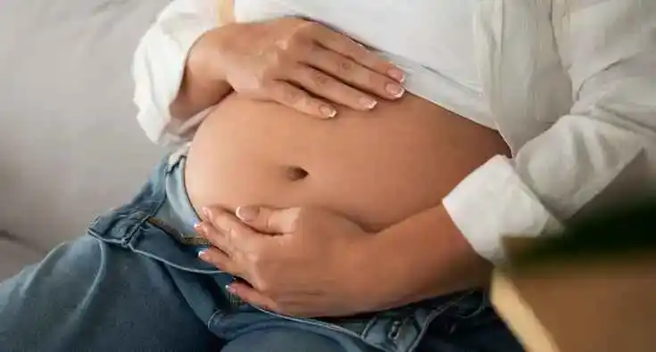 Eine Frau streichelt ihren Schwangerschaftsbauch