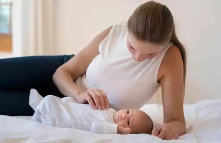 Eine Mutter im Wochenbett