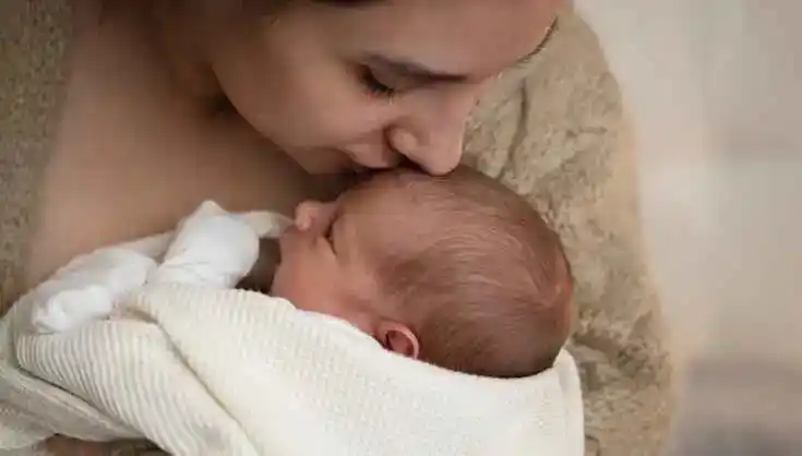Eine Frau mit ihrem Baby im Wochenbett